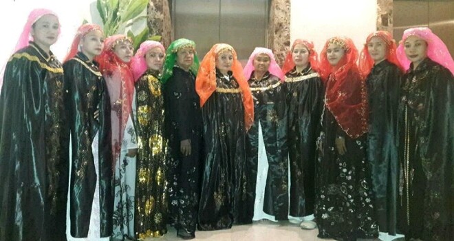 Jamaah haji asal suku Bugis Jambi saat memakai baju kebesaran dalam tradisi Mapotoppo kemarin.